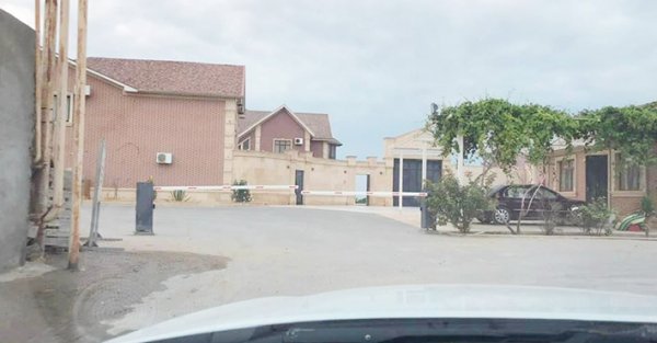 Məmur evinin qabağına şlaqbaum qoydurub yolu kəsdi – FOTO Məmur evinin qabağına şlaqbaum qoydurub yolu kəsdi – FOTO