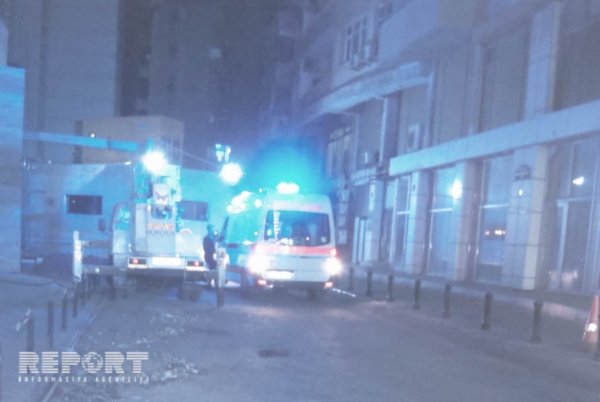 Bakıda qadın 6-cı mərtəbədən yıxıldı - sağ qaldı (FOTOLAR