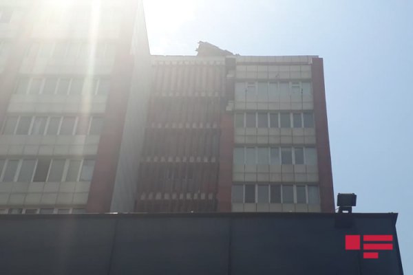 Sumqayıtda güclü külək binanın damını uçurub - FOTO