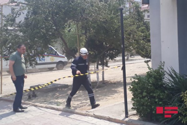 Sumqayıtda güclü külək binanın damını uçurub - FOTO
