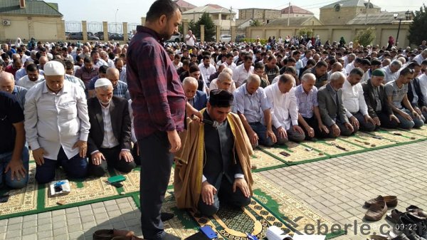 Sumqayıtda bayram namazı qılınıb - FOTOLAR