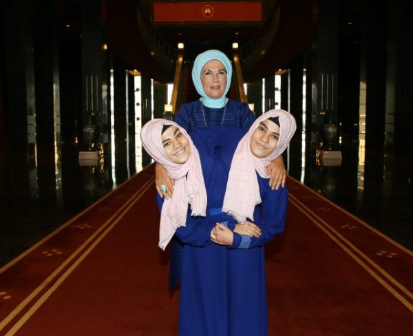 Prezident tələbə adı qazanan siam əkizləri ilə görüşdü - FOTO