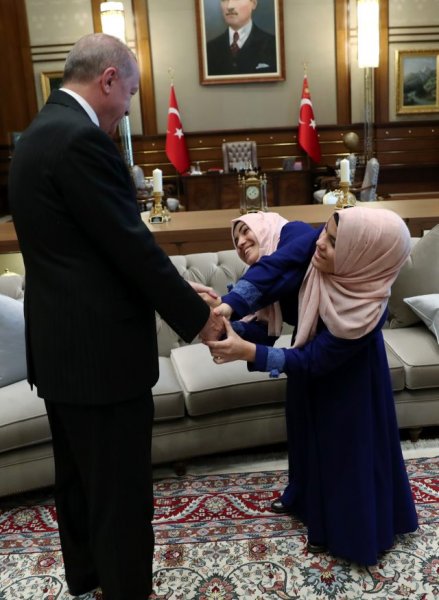 Prezident tələbə adı qazanan siam əkizləri ilə görüşdü - FOTO