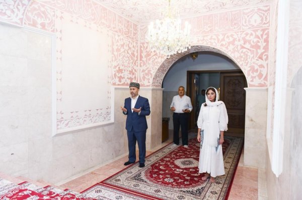 Birinci vitse-prezidentə Qurani-Kərim hədiyyə olundu - FOTOLAR Birinci vitse-prezidentə Qurani-Kərim hədiyyə olundu - FOTOLAR