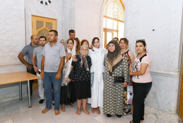 Birinci vitse-prezidentə Qurani-Kərim hədiyyə olundu - FOTOLAR Birinci vitse-prezidentə Qurani-Kərim hədiyyə olundu - FOTOLAR
