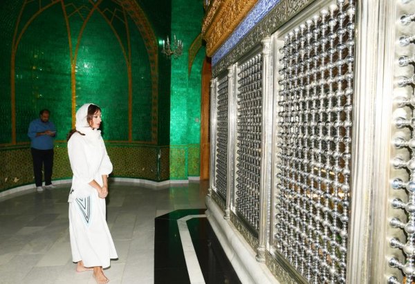 Birinci vitse-prezidentə Qurani-Kərim hədiyyə olundu - FOTOLAR Birinci vitse-prezidentə Qurani-Kərim hədiyyə olundu - FOTOLAR