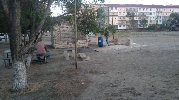Sumqayıtda bu binanın sakinlərinin "bərbər" problemi: rəsmi qurumlar nə deyir? - VİDEO (FOTO)