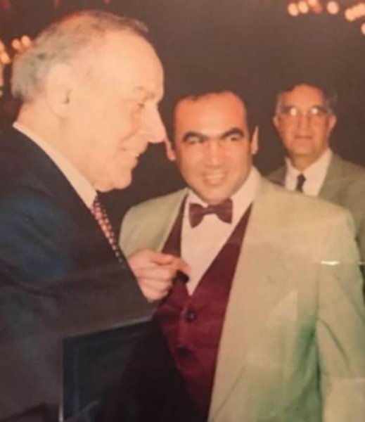 Kəlmeyi-şəhadətini dostları ilə birgə oxuyan Əməkdar artist - Azər Mirzəyevin son günü (FOTOLAR) Kəlmeyi-şəhadətini dostları ilə birgə oxuyan Əməkdar artist - Azər Mirzəyevin son günü (FOTOLAR)