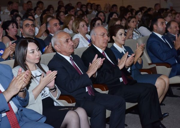 Sumqayıtın icra başçısı ali məktəbə qəbul olan məzunları mükafatlandırdı -FOTOLAR