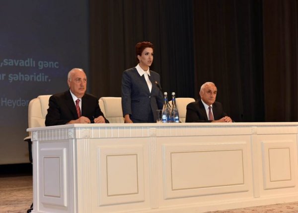 Sumqayıtın icra başçısı ali məktəbə qəbul olan məzunları mükafatlandırdı -FOTOLAR