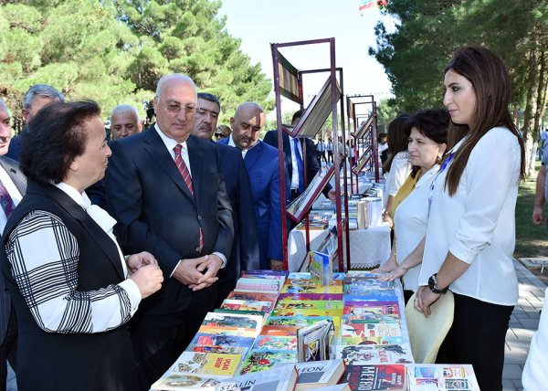 Sumqayıtda kitab yarmarkası keçirilib -FOTO