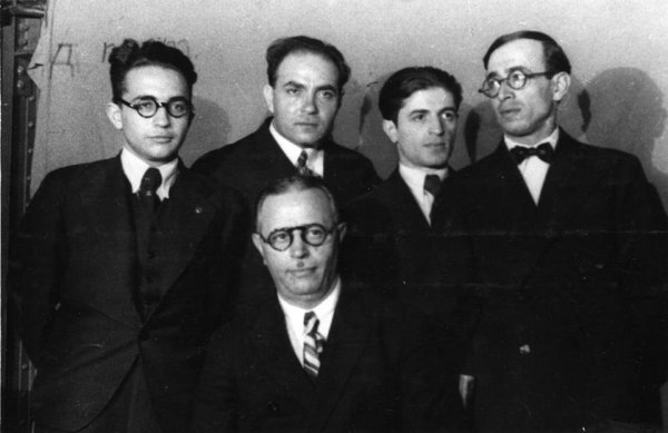 Stalinə mahnı oxutduran, Mircəfərə tabut daşıtdıran azərbaycanlı dahi – HƏYAT HEKAYƏTİ Stalinə mahnı oxutduran, Mircəfərə tabut daşıtdıran azərbaycanlı dahi – HƏYAT HEKAYƏTİ