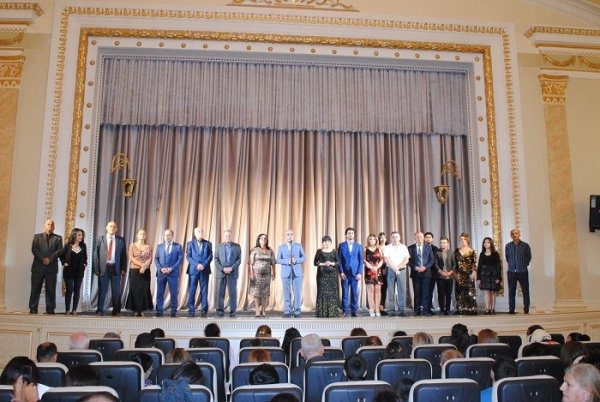 Sumqayıt teatrı  mövsümü “Solğun çiçəklər”lə açıb - FOTO