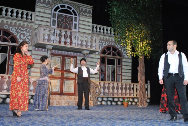 Sumqayıt teatrı  mövsümü “Solğun çiçəklər”lə açıb - FOTO