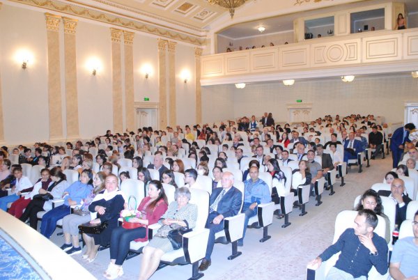 Sumqayıt teatrı  mövsümü “Solğun çiçəklər”lə açıb - FOTO