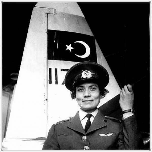 NATO-nun ilk azərbaycanlı qadın pilotu: Ləman Bozqurd kimdir? (FOTOLAR) NATO-nun ilk azərbaycanlı qadın pilotu: Ləman Bozqurd kimdir? (FOTOLAR)