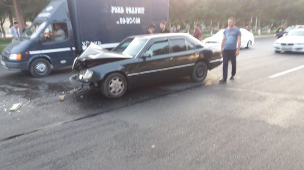 Sumqayıtda piyadaya yol vermək istədi, avtobusa çırpıldı -FOTO
