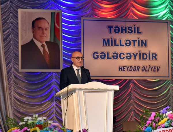 Nazir müavini Sumqayıta gəldi, müəllimləri mükafatlandırdı - FOTOLAR
