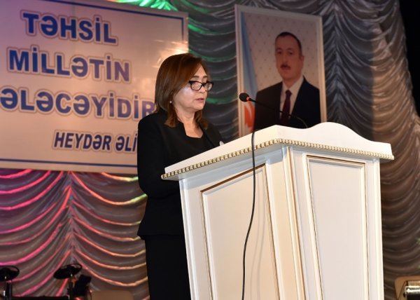 Nazir müavini Sumqayıta gəldi, müəllimləri mükafatlandırdı - FOTOLAR