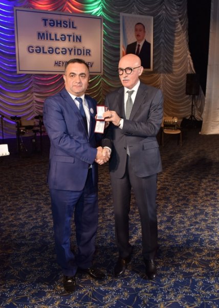 Nazir müavini Sumqayıta gəldi, müəllimləri mükafatlandırdı - FOTOLAR