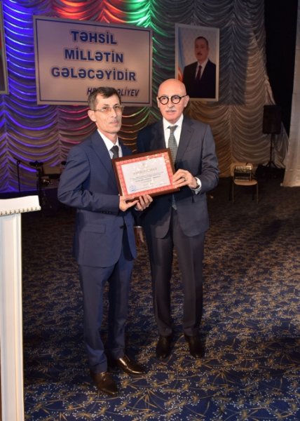 Nazir müavini Sumqayıta gəldi, müəllimləri mükafatlandırdı - FOTOLAR