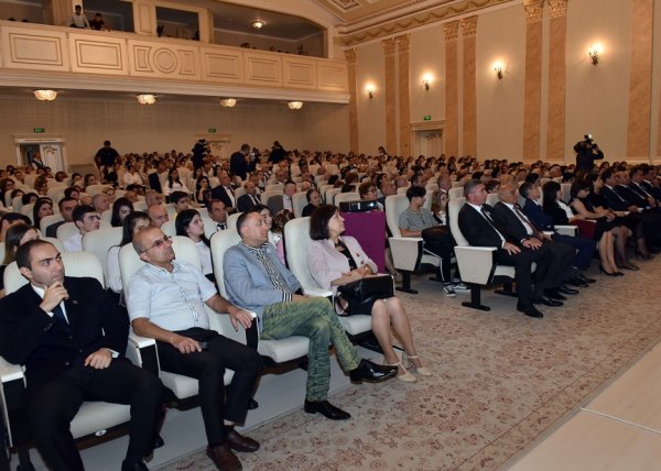 Nazir müavini Sumqayıta gəldi, müəllimləri mükafatlandırdı - FOTOLAR
