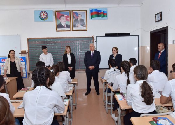 Zakir Fərəcov məktəbə gedib şagirdlərin suallarını cavablandırdı -FOTOLAR
