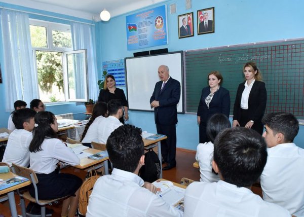 Zakir Fərəcov məktəbə gedib şagirdlərin suallarını cavablandırdı -FOTOLAR