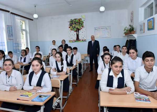 Zakir Fərəcov məktəbə gedib şagirdlərin suallarını cavablandırdı -FOTOLAR
