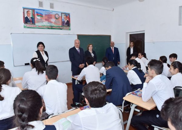 Zakir Fərəcov məktəbə gedib şagirdlərin suallarını cavablandırdı -FOTOLAR