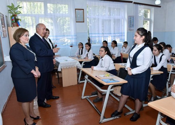 Zakir Fərəcov məktəbə gedib şagirdlərin suallarını cavablandırdı -FOTOLAR