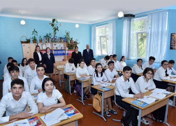 Zakir Fərəcov məktəbə gedib şagirdlərin suallarını cavablandırdı -FOTOLAR