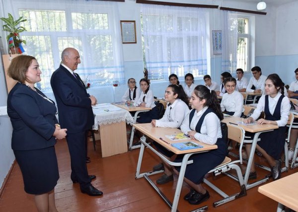 Zakir Fərəcov məktəbə gedib şagirdlərin suallarını cavablandırdı -FOTOLAR