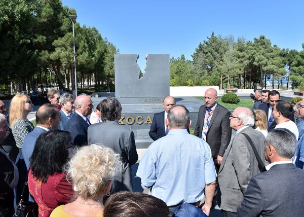 Avrasiyanın 33 tanınmış yazıçısı Sumqayıtda olub - FOTOLAR