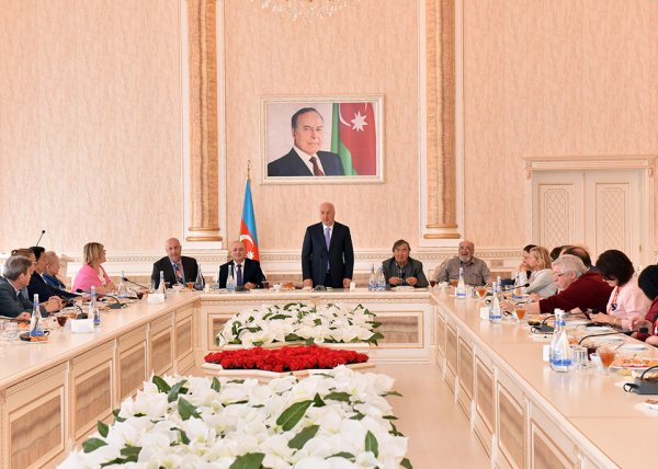 Avrasiyanın 33 tanınmış yazıçısı Sumqayıtda olub - FOTOLAR
