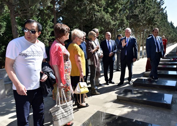 Avrasiyanın 33 tanınmış yazıçısı Sumqayıtda olub - FOTOLAR
