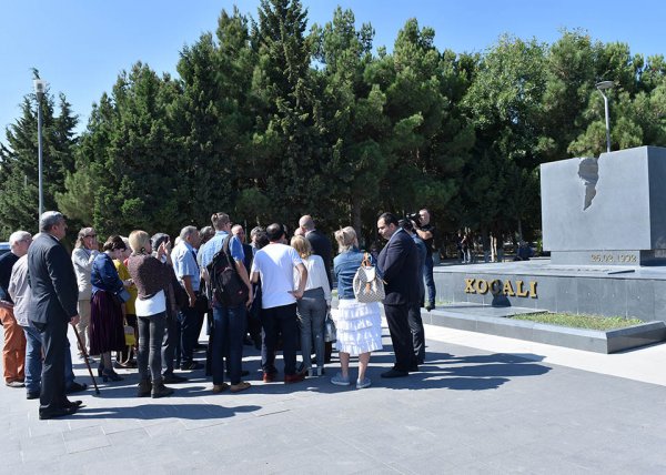 Avrasiyanın 33 tanınmış yazıçısı Sumqayıtda olub - FOTOLAR