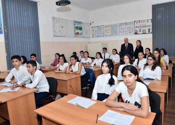 Zakir Fərəcov 60 yaşını qeyd edən kollecdə oldu, müəllimləri təltif etdi – FOTOLAR