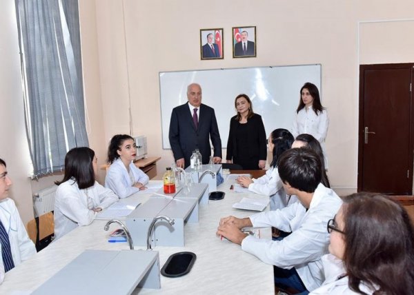 Zakir Fərəcov 60 yaşını qeyd edən kollecdə oldu, müəllimləri təltif etdi – FOTOLAR