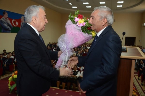 Malik İsaqov müəllimləri təbrik etdi - FOTO Malik İsaqov müəllimləri təbrik etdi - FOTO