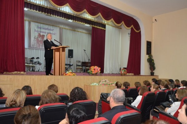 Malik İsaqov müəllimləri təbrik etdi - FOTO Malik İsaqov müəllimləri təbrik etdi - FOTO