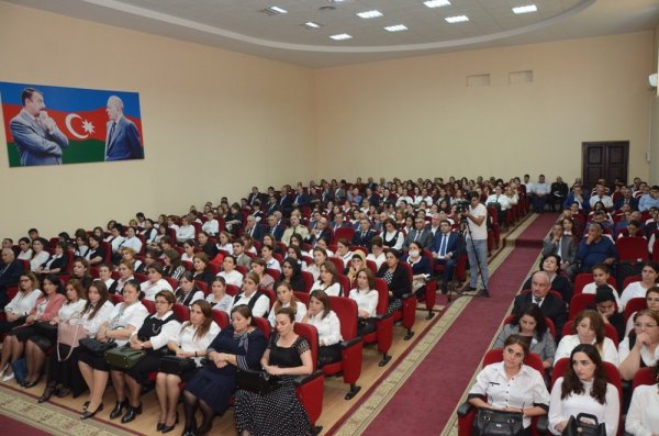 Malik İsaqov müəllimləri təbrik etdi - FOTO Malik İsaqov müəllimləri təbrik etdi - FOTO