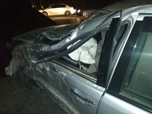 Sumqayıt yolunda ağır qəza: avtomobil dəmir arakəsməyə çırpıldı -FOTO