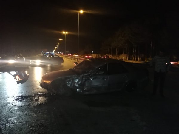 Sumqayıt yolunda ağır qəza: avtomobil dəmir arakəsməyə çırpıldı -FOTO