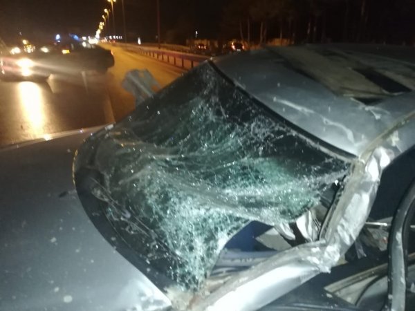Sumqayıt yolunda ağır qəza: avtomobil dəmir arakəsməyə çırpıldı -FOTO