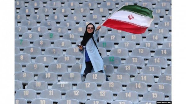İranda qadınlar stadiona buraxıldı - FOTOLAR