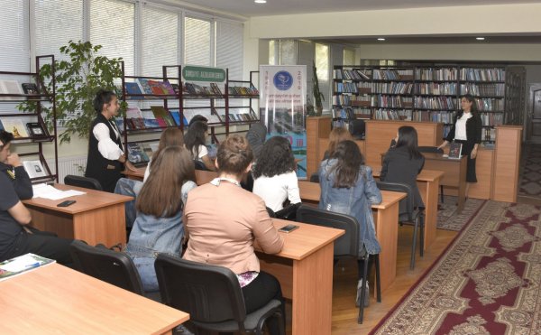 Sumqayıtda yazıçı Günel Eyvazlı ilə görüş keçirilib, mühazirəsi dinlənilib - FOTOLAR