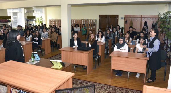 Sumqayıtda yazıçı Günel Eyvazlı ilə görüş keçirilib, mühazirəsi dinlənilib - FOTOLAR