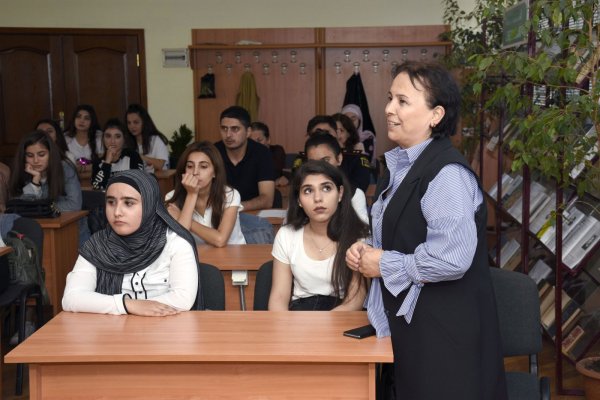 Sumqayıtda yazıçı Günel Eyvazlı ilə görüş keçirilib, mühazirəsi dinlənilib - FOTOLAR