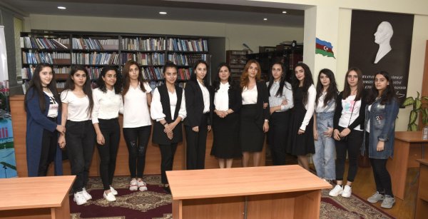 Sumqayıtda yazıçı Günel Eyvazlı ilə görüş keçirilib, mühazirəsi dinlənilib - FOTOLAR